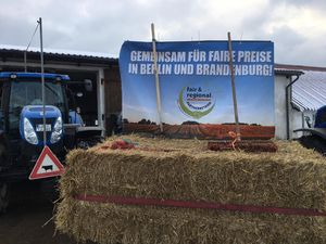 Traktor vom Beerfelder Hof mit Banner.